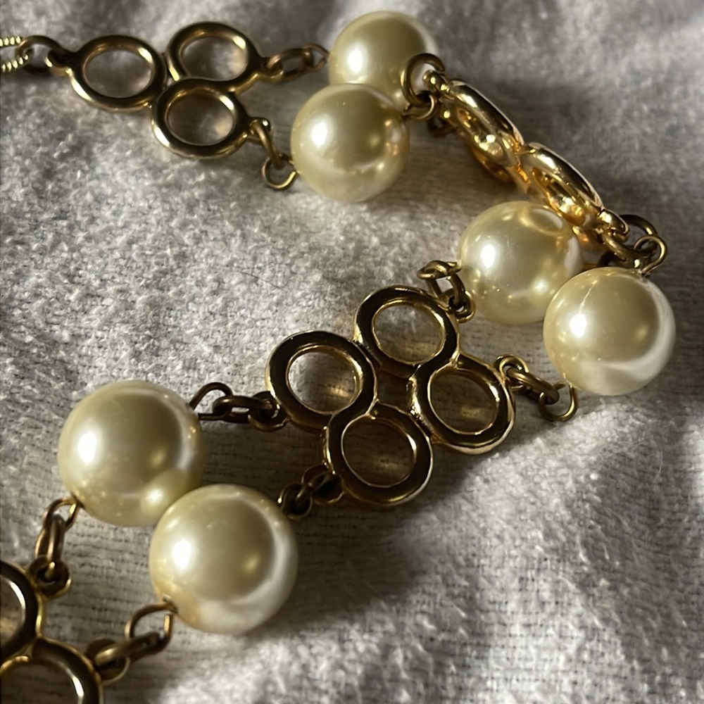 Beautiful Vtg Double Strand Faux Pearl & Gold Tone Short Necklace/Choker - Picture 2 of 3